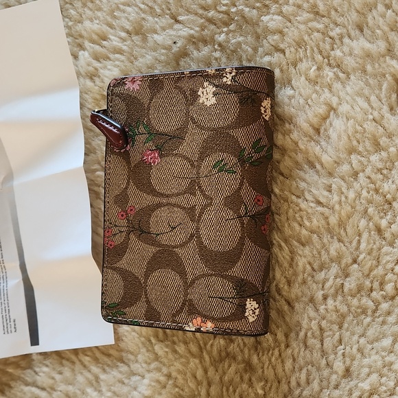 Gorgeous NWOT Coach Signature Wildflower Bi-fold Snap Front Wallet 🩷🌼 - Picture 5 of 16
